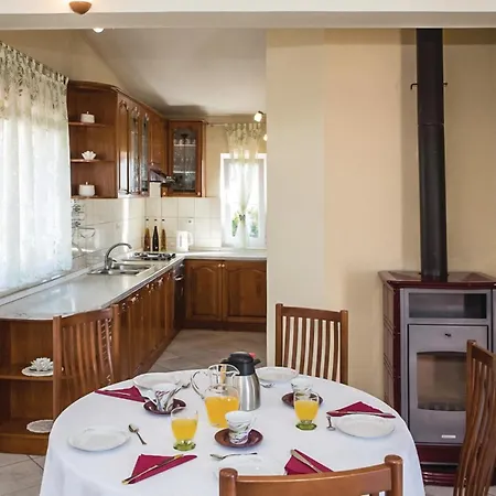 Holiday home Gorgeous In Kastel Sucurac With Wifi Kastela
