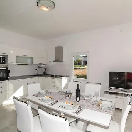 Hébergement de vacances Three-bedroom In Kastel Sucurac