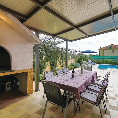 Hébergement de vacances Three-bedroom In Kastel Sucurac *