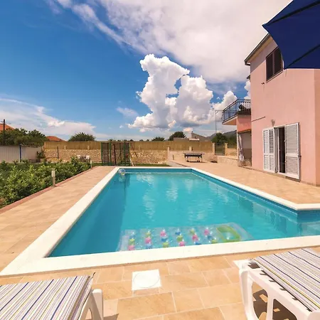 Gorgeous In Kastel Sucurac With Wifi Сasa de vacaciones