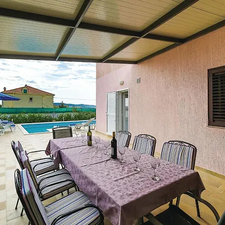 Three-bedroom In Kastel Sucurac *