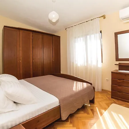 Three-bedroom In Kastel Sucurac