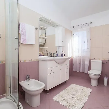 Three-bedroom In Kastel Sucurac Hébergement de vacances Kaštela