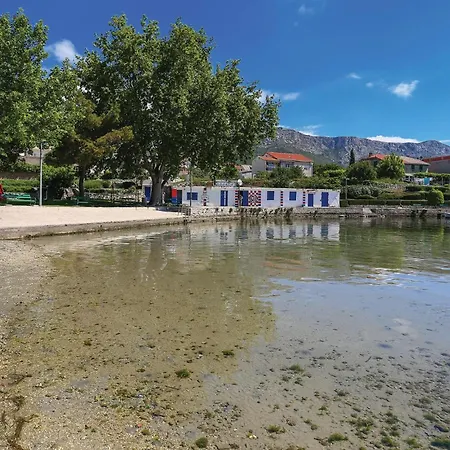 Three-bedroom In Kastel Sucurac *