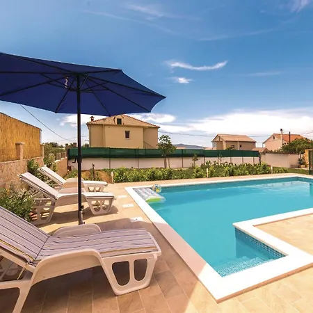 Сasa de vacaciones Gorgeous In Kastel Sucurac With Wifi