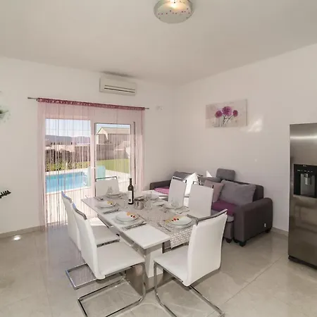 Hébergement de vacances Three-bedroom In Kastel Sucurac *