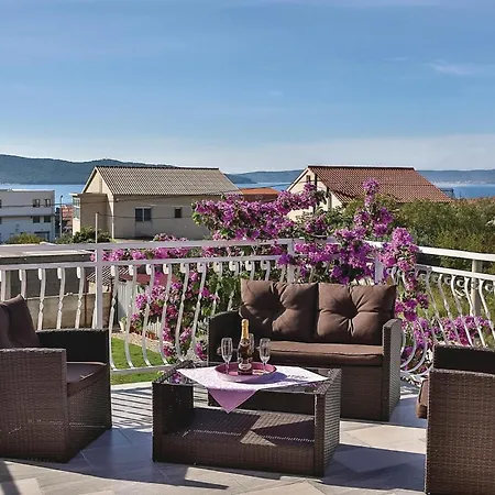 Three-bedroom In Kastel Sucurac *