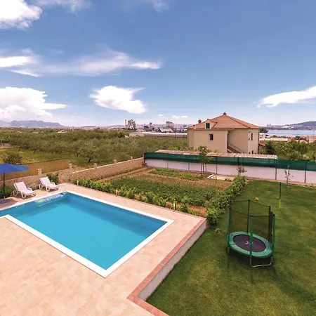 Three-bedroom In Kastel Sucurac *