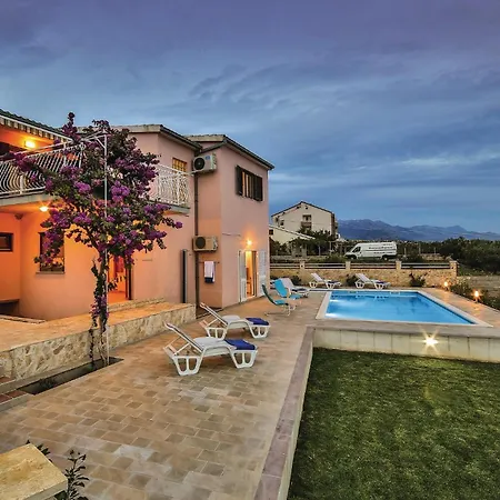 Three-bedroom In Kastel Sucurac Hébergement de vacances