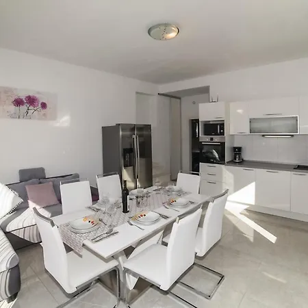 Three-bedroom In Kastel Sucurac *